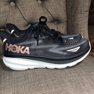 Hoka Clifton 9 Women's Black and Gold Athletic Shoes size 8.5
